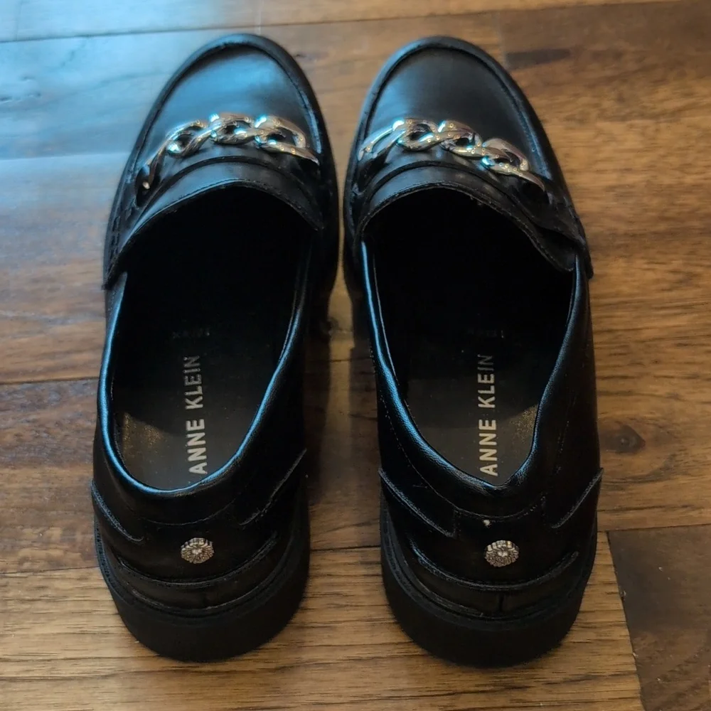 Women's Anne Klein black loafers with silver chain accent size 9M